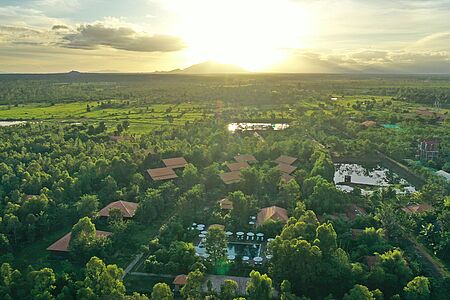 Farmhouse Resort & Spa Eingebettet in die 150 Hektar des einzigartigen Smiling Gecko Campus, ist das Resort der perfekte Ort für alle, die der Hektik Phnom Penhs entfliehen wollen oder für ihre Kambodscha Reise neben den Tempelanlagen von Angkor Wat ein weiteres Highlight suchen.