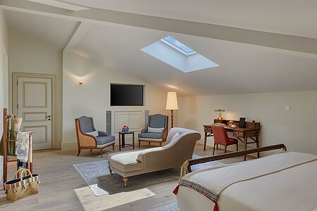 Sky Loft (ca. 68-72 qm) In der obersten Etage der Sait Pasa Mansion gelegen, bietet dieses einzigartige Loft viel Platz und Fenster an der Decke, durch die man die Sterne beobachten kann. Es gibt ein Kingsize-Bett mit Messingbeschlägen, einen Vorleger und ein Dekor in beruhigenden, sanften Farbtönen. Das moderne Badezimmer in voller Größe verfügt über eine Badewanne, eine begehbare Dusche und doppelte Waschtische, alle mit eleganten Marmoroberflächen.