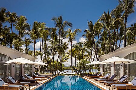 One&Only Le Saint Géran Das One&Only Le Saint Géran zählt zu den Ikonen auf Mauritius – mit großzügigen Rückzugsorten, drei Pools, Privatvillen und erstklassiger Kulinarik. Familien schätzen besonders das umfangreiche Angebot für Kinder und Jugendliche: Kreativprogramme, Sport, DJ-Partys und eigene Clubs für verschiedene Altersgruppen sorgen für Abwechslung und Spaß.