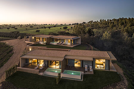 Herdade da Malhadinha Im idyllischen Alentejo erwartet Sie das Hotel Herdade da Malhadinha, eine Oase der Ruhe und des Luxus. Umgeben von sanften Hügeln und Weinbergen, verbindet es traditionelle portugiesische Architektur mit modernem Komfort. Jedes Zimmer spiegelt die Schönheit der Natur wider, ergänzt durch erstklassigen Service und kulinarische Exzellenz. Ein einzigartiges Refugium.
