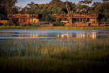 Vumbura Plains Camp Im Norden des Okavango Deltas und an das fantastische Moremi Wildreservat grenzend, befindet sich das luxuriöse Vumbura Plains Camp. Die erlesene, moderne Einrichtung mit viel Holz, Glas, hellen Stoffen und Farben spiegelt die natürliche Umgebung wieder - eine Symbiose aus Umwelt und Design.