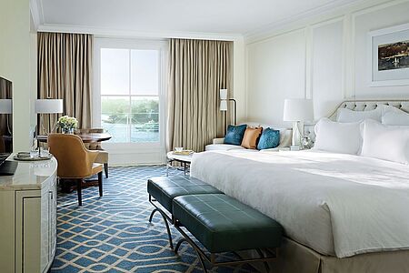 Deluxe Room (ca. 50qm) Das The Langham verfügt über 77 Deluxe Rooms, die sich von der ersten bis zur dritten Etage des Hotels erstrecken. Gemälde von lokalen Künstlern zieren die Wände, zur Ausstattung gehören ein Kingsize-Bett oder zwei Doppelbetten.