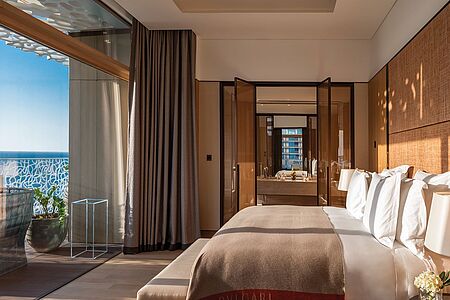 Junior Suite (ca. 80 qm) Diese wunderschöne Suite verzaubert Sie ebenso wie die anderen Räumlichkeiten mit luxuriösem Interieur. Diese Variante versteht es, denn Wohn- und den Essbereich harmonisch ineinander übergehen zu lassen.