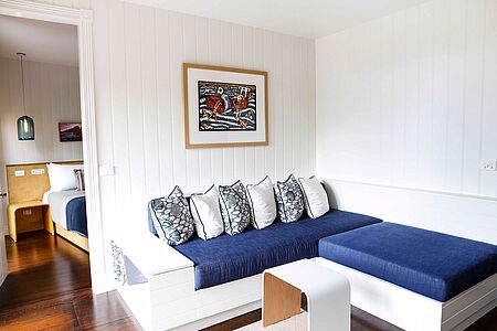 Catalina Suite (ca. 65 qm) Die Catalina Suite ist ideal für Familien geeignet. Mit ihrem großflächigen Wohn- und Schlafbereich bietet sie einen einmaligen Rückzugsort. Auf der großen Holzveranda mit Lounge Area, Whirlpool und faszinierendem Ausblick auf die umliegende Natur lässt es sich perfekt entspannen. Die zwei stilvoll ausgestatteten Badezimmer bieten Ihnen jeglichen Luxus.