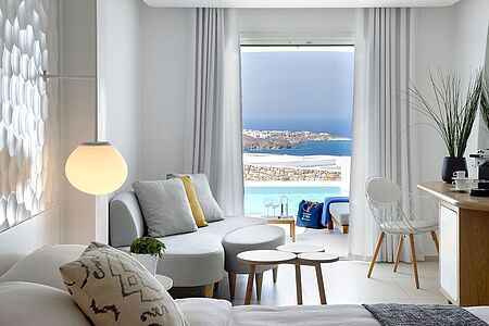 Horizon Suite (ca. 28 qm) Die hellen Horizon Suiten verwöhnen Sie mit Marmorbad, Privatpool auf der Veranda, Meerblick und frischer Einrichtung.