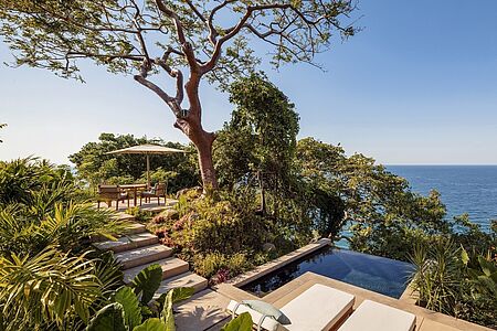 Panoramic Ocean Cliff Villa 86 Ein einzigartiger Meerblick bietet sich Ihnen von den großen Fenstern bis zur privaten Terrasse und selbst vom privaten Pool aus. Völlige Freiheit erwartet Sie in dieser Villa mit Platz für 3 Erwachsene oder 2 Erwachsene und 2 Kinder.