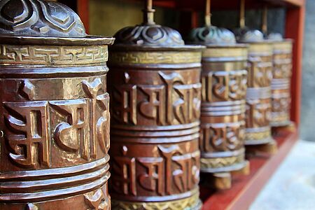 Die Ruinen des Drukgyel Dzong Machen Sie eine individuell geführte Zeitreise ins 17. Jahrhundert: Der Drukgyel Dzong war einst eine stattliche buddhistische Klosterfestung und bietet großartige Ausblicke auf den 7316 Meter hohen heiligen Berg Jhomolhari. Danach lohnt sich ein Besuch im Kyichu Lhakhang aus dem 7. Jahrhundert, einem der ältesten und schönsten Tempel Bhutans.