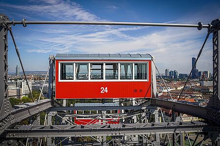 Hochgenüsse im Riesenrad Eine Runde im Riesenrad ist schon ein erhabenes Erlebnis. Wenn dann noch Lukullus mit in der Gondel sitzt – dreh bien! Genießen Sie eine romantische Fahrt, kulinarische Leckerbissen, edle Tropfen und Wien aus unterschiedlichen Blickwinkeln. Chin chin auf die Donaumetropole!