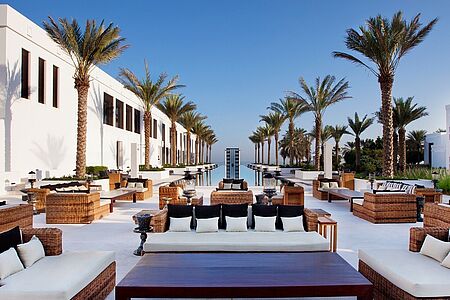 The Chedi Muscat Das bereits legendäre The Chedi Muscat mit seiner formvollendeten Eleganz und seiner unverwechselbaren Zen-Atmosphäre liegt inmitten einer herrlichen Gartenoase mit Wasserspielen an einem privaten Sandstrand in Al Ghubra, dem Villenviertel von Muscat. Exzellenter Service, exquisite Gestaltung und fantastische Gourmetkunst zeichnen dieses feine Boutique-Hotel aus.