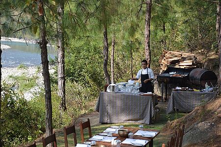 Private BBQ Lunch am Fluss Sie träumten schon immer von einem luxuriösen Picknick in besonderer Umgebung? Dann freuen Sie sich auf ein BBQ individuell für Sie konzipiert im Schatten der Baumkronen direkt am Mo Chhu Fluss.