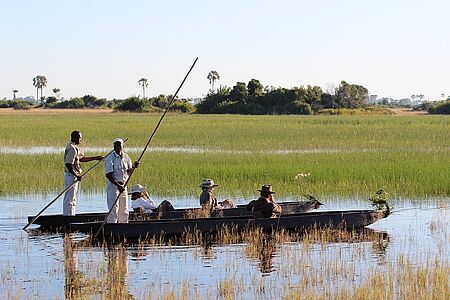 Mokoro Fahrt durch das Okavango Delta  Wer in die atemberaubende Welt des Okavango Delta eintauchen möchte, kann sich mit einem Mokoro durch die Wasserläufe des größten Feuchtgebietes Afrikas fahren lassen. Fast lautlos gleiten die Einbaumkanus durch die Kanäle und ziehen gemächlich durch dichtes Schilf und Papyrus. Egal was Sie bisher schon gesehen haben, die Mokoro-Safari ist ein ganz neues Erlebnis.