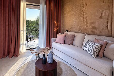 Tropical Sublime Family Suite Diese One Bedroom Family Suite ist ca 35 qm groß und verfügt über ein Schlafzimmer mit Doppelbett und ein separates Wohnzimmer mit Doppel-schlafsofa und Babybett auf Anfrage sowie einen Balkon.