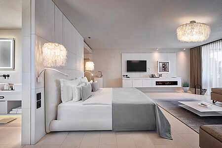 Suite Bianca 75m² inkl. Loggia, für 2 Personen
Kingsize-Bett, Wohnecke mit Couch, Flat-TV, Badewanne, Rain-Shower & Bidet, Nespressomaschine & Teestation, Minibar, Steinboden, private Sauna und Blick auf den Garten