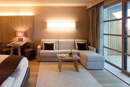 Exclusive Room (ca. 50 qm) Die Exclusive Zimmer bieten Ihnen neben einem Kingsize- oder Twin-Bett einen komfortablen Sitzbereich mit Schlafcouch, einen begehbaren Schrank, Schreibtisch und ein großzügiges Badezimmer mit Badewanne und Dusche sowie eine Terrasse zur Südseite mit herrlichem Panoramablick.