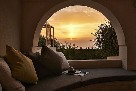 Sikelia Luxury Retreat  Im bezaubernden Sikelia Luxury Retreat dürfte Ihre Seele auf Anhieb zur Ruhe kommen – denn das herzliche Personal, die typischen Dammusi-Unterkünfte, die raffinierte Küche und die ursprünglichen Wellness-Therapien machen Ihren Traum-urlaub so behaglich wie nie zuvor. An diesem Ort der Extraklasse scheint die Zeit einfach stillzustehen. Und genau das ist auch nötig, um Ihre Seele unbeschwert baumeln zu lassen.