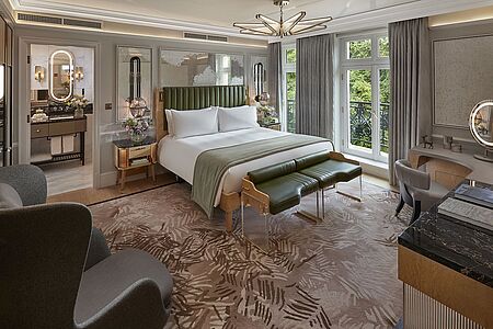 Hydepark Zimmer (ca. 38 qm) Hier ist der Clou der Blick direkt in den weltbekannten Hydepark. Viele edle Details machen aber auch das Zimmer selbst zum Blickfang – etwa der kunstvoll gestaltete Leuchter aus Onyx.