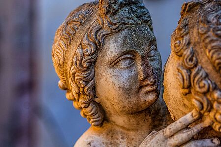 Ausflug nach Ostia Antica Entdecken Sie mit einem privaten Guide die ehemalige Hafenstadt Ostia Antica und tauchen Sie in das Leben des antiken Rom ein. Besichtigen Sie jahrhundertealte Tavernen, Bäder, Wohnungen und Märkte. Erleben Sie die einzigartige Akustik im Amphitheater, schlendern Sie entlang des „Decumano Maximus“ und bewundern Sie aufwendig gearbeitete Mosaike.