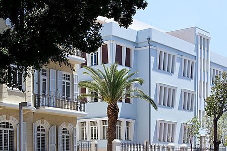 Bauhaus Tour Tel Aviv ist Israels Kulturmekka, Paradies für Veganer und eine der LGBT-freundlichsten Städte der Welt. Dank seiner vielen Gebäude, die im Bauhaus-Baustil errichtet wurden, zählt die Trendmetropole auch zum Weltkulturerbe. Feiern Sie bei einer spannenden Tour den 100sten Geburtstag der Bauhaus-Architektur! Und den 110ten der Stadt gleich mit.