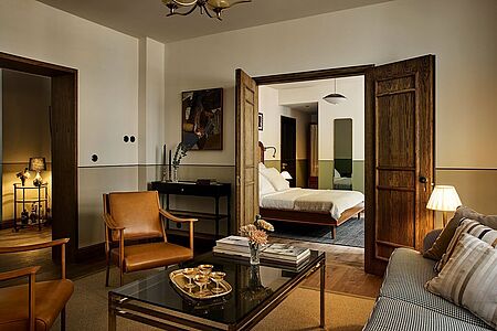 Sanders Apartment (ca. 62 qm) Das Sanders Apartment eignet sich besonders für Hotelgäste, die sich einen langen Aufenthalt wünschen. Denn das einladende Schlafzimmer, die separate Lounge mit offener Feuerstelle sowie die Kitchenette machen dieses Luxusapartment ebenso gemütlich wie unvergleichlich.