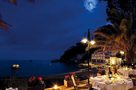 Belmond Villa Sant Andrea Das Luxushotel Belmond Villa Sant Andrea liegt an einem der schönsten Küsten Italiens. Eingebettet in der Mazzaro Bucht finden Ruhesuchende und Erholungsbedürftige in der knapp 200 Jahre alten Villa ein luxuriöses Ambiente, dass an die Adelsfamilie erinnert, die die edle Residenz erbaut hatte. Heute ist das Anwesen selbstverständlich mit dem modernsten Komfort des 21. Jahrhunderts ausgestattet.