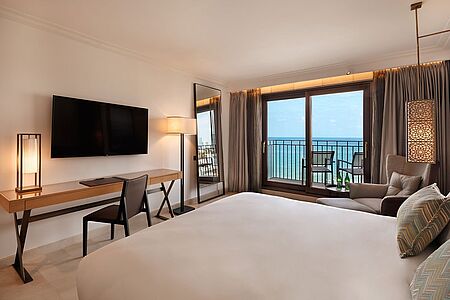 Premium Plus Room (ca. 32 qm) Die Premium Plus Rooms glänzen vor allem durch den wunderschönen Meerblick, den Sie von Ihrem Balkon aus genießen können. Der sehr großzügige Wohnbereich knüpft in seinem Komfort an das überaus behagliche King-Bett an. Und bestimmt möchten Sie auch Ihr neues Badezimmer nicht so schnell verlassen.