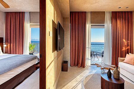 Sapphire Sublime Family Suite Diese Famiy-Suiten bieten neben dem Schlafzimmer samt Doppelbett auch ein separates Wohnzimmer mit Doppel-Sofabett. Vom Balkon blicken Sie direkt ins Meer.
Im Haute Living Konzept sind viele Zusatz-leistungen inbegriffen wie Zugang zur Haute Living Lounge, 24-Stunden Concierce Service, speperater Check-In….