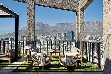 The Silo  Das The Silo in Kapstadt fasziniert: Das Herausragende ist vor allem das Gebäude selbst, denn es befindet sich in einem umfunktionierten alten Getreidesilo an der V&A Waterfront. Das Luxus-Boutique-Hotel von The Royal Portfolio bietet 28 exzellente Zimmer und Suiten sowie ein Penthouse, die jeweils ein Unikat sind und mit viel Liebe zum Detail eingerichtet wurden.