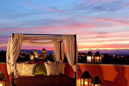 Rosewood Suite 269 qm Diese Suite befindet sich in der obersten Etage des Hotels und bietet ein Wohnzimmer, ein Esszimmer, ein großes Hauptschlafzimmer und einen Medienraum. Genießen Sie einen freien Blick auf die Skyline von Ihrer Dachterrasse aus. Die Suite kann auf drei Schlafzimmer erweitert werden.