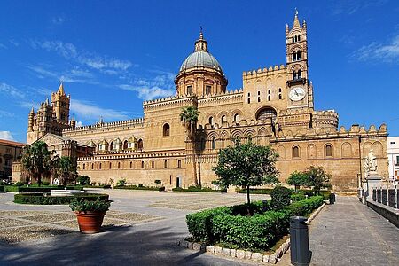 Die Highlights von Palermo Palermos Mischung aus Orient und Okzident ist berauschend! Lassen Sie sich verzaubern von Souk-ähnlichen Märkten und barocken Kirchen, byzantinischen Mosaiken, gotischen Palästen, Dattelpalmen und freskenverzierten Kuppeln. Sehenswerte Höhepunkte sind die Kirchen von Martorana und San Cataldo, der Königspalast und die Königsgräber in der Kathedrale.