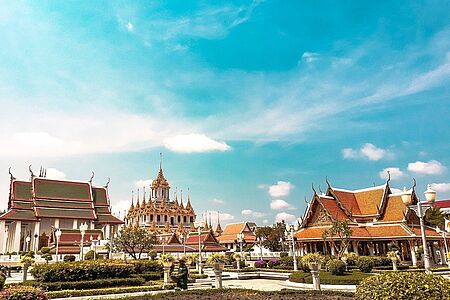 Die wichtigsten Tempel Bangkoks Im Wat Phra Kaew erwartet Sie der Smaragdbuddha, Thailands bedeutendstes Heiligtum. Im Großen Palast können Sie die harmonische Kombination aus traditioneller Thai- und westlicher Architektur bewundern. Und im Tempel Wat Pho begrüßen Sie mehr als tausend Buddha-Bildnisse sowie der Liegende Buddha in seiner atemberaubenden Perfektion.