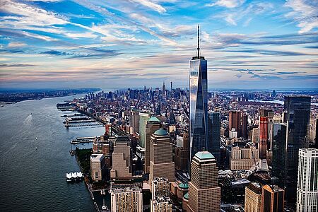 Helikopterflug Erleben Sie auf diesem privaten Hubschrauberrundflug die berühmtesten Sehenswürdigkeiten New Yorks aus der Vogelperspektive. Fliegen Sie über den wunderschönen Central Park, das Yankee Stadion und rund um das Empire State Building. Sie können zwischen Tages-, Sonnenuntergangs- und Abendflüge wählen.