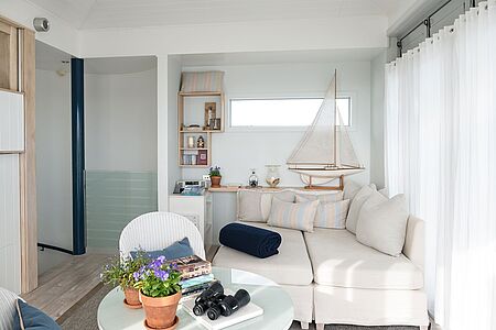 Lighthouse Das dreistöckige Lighthouse ist die ideale Suite für die Flitterwochen oder einfach einen romantischen Urlaub. Eine spiralförmige Treppe führt vorbei am Schlafzimmer mit viel edlem Holz zum gemütlichen Wohnbereich im obersten Stockwerk. Genießen Sie durch die großen Glastüren die spektakuläre Aussicht auf das Meer und genießen Sie oben auf dem Türmchen ein romantisches Dinner zu zweit.