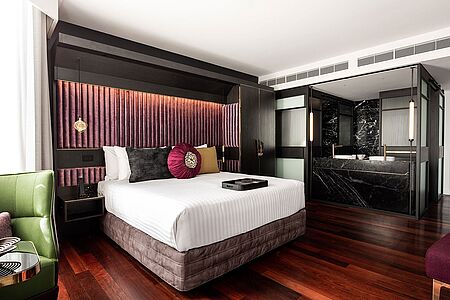 QT Executive Corner (ca. 42 qm) Schöne Träume garantiert! Das QT-Gel-Bett bietet besten Schlafkomfort. Mithilfe von raffinierten Schiebeläden haben Sie die Möglichkeit, je nach Wunsch das Zimmer mit dem Bad zu verbinden.