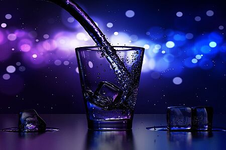 ICEBAR by ICEHOTEL Stockholm Cooler kann man seinen Cocktail kaum genießen. Im ICEHOTEL werden die Drinks bei -5° C und in Eisgläsern serviert. Damit Sie nicht erfrieren im dicken nordschwedischen Eis, das Sie vom Fußboden bis zur Decke umgibt, gibt es Handschuhe und Umhänge.