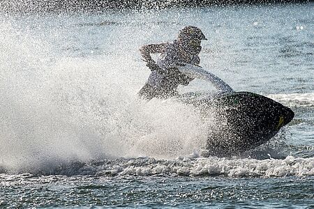 Jetski-Tour Fliegen Sie mit bis zu 90 Kilometern pro Stunde über das Wasser und genießen dabei die besten Blicke auf die Wahrzeichen von New York. Natürlich ist immer ein Guide dabei, der Sie zu den besten Spots bringt. Ganz besonders beeindruckend sind Sonnenaufgangs- und – untergangstouren.