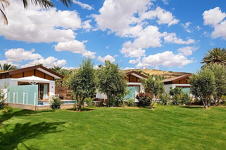Golan Villa mit Pool 42 qm Die luxuriösen Golanvillen mit Pool verfügen über einen Sonnenbalkon und eine bequeme Sitzecke um die israelische Sonne voll und ganz genießen zu können. Zur Erfrischung steht Ihnen ein Infinity-Pool zur Verfügung, um sich in privatem Umfeld abkühlen zu können. Blicken Sie direkt auf die berühmten Golanhöhen, während Sie den Luxus dieser Villa genießen.