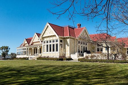 Pen-y-bryn Lodge In Oamaru zwischen den beiden Städten Christchurch und Queenstown gelegen, befindet sich die schöne Pen-y-bryn Lodge, die mit ihrem faszinierenden Charme aus dem 19. Jahrhundert hervorsticht. Mit Mut und viel Liebe zum Detail haben die Hausherren James & James ihr kleines Luxushotel geschaffen – lassen Sie sich von Ihren herzlichen Gastgebern rundum verwöhnen.