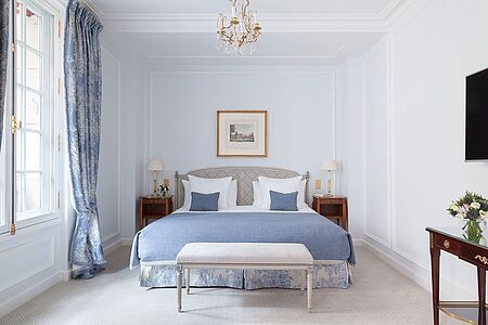 Deluxe Junior Suite (ca. 75 qm) Zwar ist jede Suite dieser Kategorie einzigartig gestaltet, dennoch strahlen sie allesamt Pariser Eleganz aus! Die Suiten verfügen neben dem Schlafzimmer über einen weiteren Wohnraum, der mit einem großen Umkleidebereich aufwarten kann. Die Badezimmer, die über separate Duschen verfügen, sind in stilvollem Marmor gehalten.