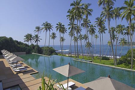 AMANWELLA Sattgrüne Palmen säumen den wunderbar goldfarbenen Sandstrand des zauberhaften Amanwella Resorts der renommierten Amangruppe, das inmitten eines verwunschenen Kokoshains im Südosten Sri Lankas liegt.