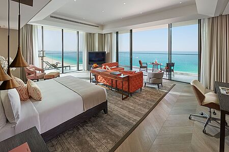 Mandarin Seafront Suite (ca. 160 qm) Die Mandarin Seafront Suite ist mit ihren 160 qm die größte ihrer Art im Hotel. Die mit einem weiten Blick auf den glitzernden Golf ausgestattete Unterkunft bietet auch einen separaten Wohnbereich, einen Essbereich, einen Balkon sowie ein Dampfbad.