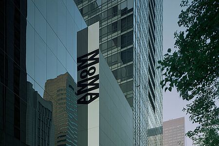 Private MoMA Experience Kunstliebhaber bekommen glänzende Augen, wenn die Rede auf das MoMa kommt, das Museum of Modern Art in New York, das zu den weltweit bekanntesten Museen gehört. Es beherbergt eine Dauerausstellung, sowie viele temporäre Schauen. Damit Sie in Ruhe die ausgewählten Werke genießen können, organisieren wir Ihnen eine private Führung mit einem Kunstexperten.