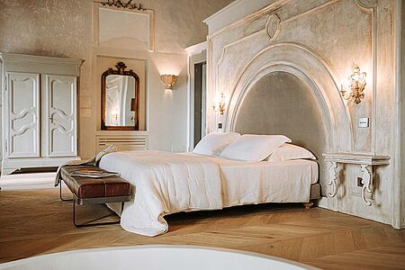 Paragon Suite Einzigartig ist die 55 m² große Paragon-Suite mit 7 m hohen Kathedralendecken. Eine versunkene Badewanne und ein großer offener Kamin im Schlafzimmer laden dazu ein, die prachtvolle Atmosphäre zu genießen. Zwei Türen führen zu einer großen Terrasse mit Blick auf den Garten und den Pool, mit Sonnenliegen für Momente der Entspannung.