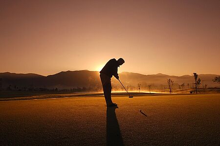 Golfen in Südafrika Bei sommerlichen Temperaturen das ganze Jahr über den Golfschläger schwingen – dafür ist die Kapregion prädestiniert. Spielen Sie auf unterschiedlichen Golfplätzen, die nah beieinander liegen, und genießen Sie dabei die herrliche Landschaft.