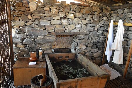 Hot Stone Bath Eine holprige Jeepfahrt, eine Steinhütte mitten auf dem Feld. Sie aalen sich dort in einem dampfenden Badezuber aus Holz, atmen den Duft der Heilkräuter, nippen am heißen Apfel-Cider, blicken im Schein unzähliger Kerzen auf die glitzernden Lichter im Tal.