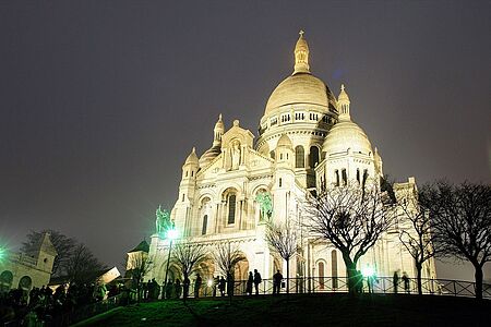 City Tour Paris Schon mal gehört und endlich live erleben: Arc de Triomphe, Garnier Opera, Montmartre, Sacrè Coeur, Notre Dame, Sainte Chapelle, Pantheon. Beehren Sie außerdem Napoleons Grab im Invalidendom und blicken Sie vom Eiffelturm weit über die Dächer der Stadt.