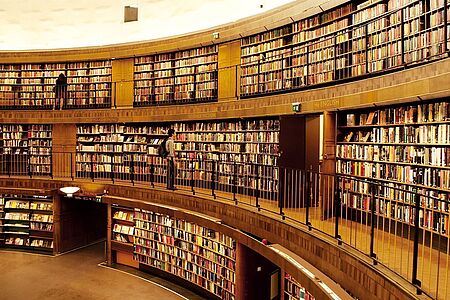 Die vielen Seiten der Asplund Library Stockholms „stadsbibliotek“ ist einen Besuch wert. Bewundern Sie die baulichen Feinheiten aus den 1920er Jahren, die der weltberühmte Architekt Gunnar Asplund konzipiert hat. Nicht grundlos wurde die Asplund Library bereits mehrfach zur schönsten Bibliothek der Welt gekürt.