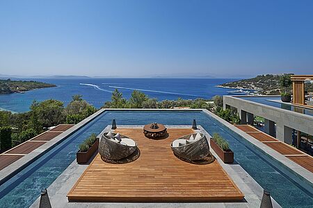 Mandarin Oriental Bodrum Mit Blick auf die Ägäis befindet sich das wunderschöne Mandarin Oriental an der Nordküste von Bodrum am einzigartigen Paradise Bay. Die 109 Zimmer, Suiten und Apartments des Luxushotels zeichnen sich durch ihre stilvolle Einrichtung in warmen, hellen Farben und ihr großzügig gestaltetes Interieur aus.