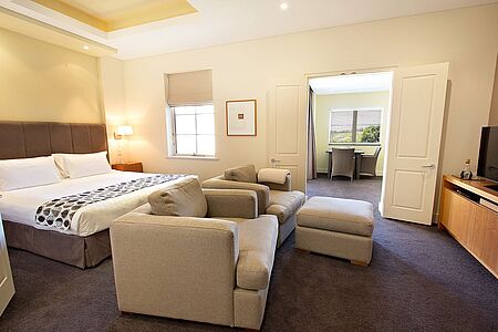 Vineyard Suite (ca. 100 qm, 2 Erwachsene & 1 Kind) Die Vineyard Suiten sind ebenso luxuriös ausgestattet wie die Stonewell Suiten. Genießen Sie von Ihrer Terrasse den atemberaubenden Ausblick auf die umliegenden Berge und Täler und beobachten Sie den Sonnenuntergang.