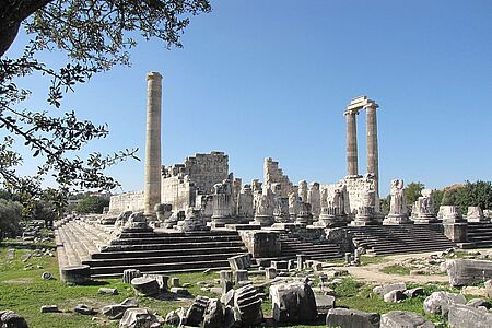 Tagestour nach Priene, Miletus und Didyma Das atemberaubend gelegene Priene zeugt von einst großartiger hellenistischer Kunst und Architektur. Ein weiteres Highlight ist das antike Miletus rund eine halbe Stunde entfernt an der Mündung des Maeander Flusses. Glanzpunkt zum Schluss: die Ruinen des weltberühmten Apollo Tempels in der Stadt Didyma.