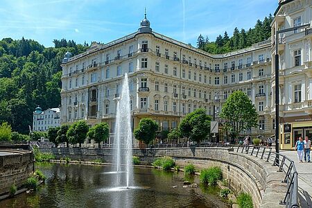 Stadtrundfahrt durch Karlovy Vary Nach Karlsbad fuhr man schon im 14. Jahrhundert zur Wellness. Bestaunen Sie Denkmäler und Mineralquellen, die Karlovy Vary zum meistbesuchten Kurort in der Tschechischen Republik machen. Ein Highlight ist der Vřídlo: Das Wahrzeichen der Stadt schießt kochendes Wasser bis zu 12 Meter aus der Erde in die Luft. Und zum Finale: die Moser Glasfabrik.